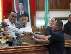 Hadiri Paripurna DPRD, Krisantus Tegaskan Sinergi Eksekutif-Legislatif Kunci Pembangunan Kalbar