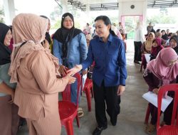 Cegah Jebakan Pinjol dan Investasi Bodong, Karolin Edukasi Ibu-Ibu di Landak