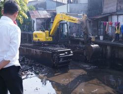 Wujudkan Drainase Optimal, Pemkot Pontianak Normalisasi Parit Tokaya