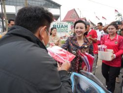 Bagikan Ribuan Bendera, Karolin Tekankan Persatuan di Tengah Efisiensi Anggaran
