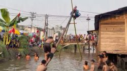 Warga Sungai Rengas Gelar Panjat Pinang Miring Meriahkan HUT RI ke-81