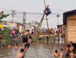 Warga Sungai Rengas Gelar Panjat Pinang Miring Meriahkan HUT RI ke-81
