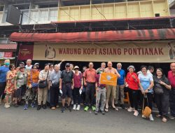 27 Wisatawan Lansia Singapura Keliling Kalbar di Tengah Kabut Asap